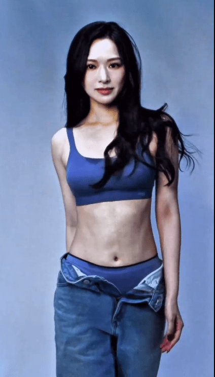 馮盈盈對鏡頭展現自信眼神,美貌與身形狀態俱佳。