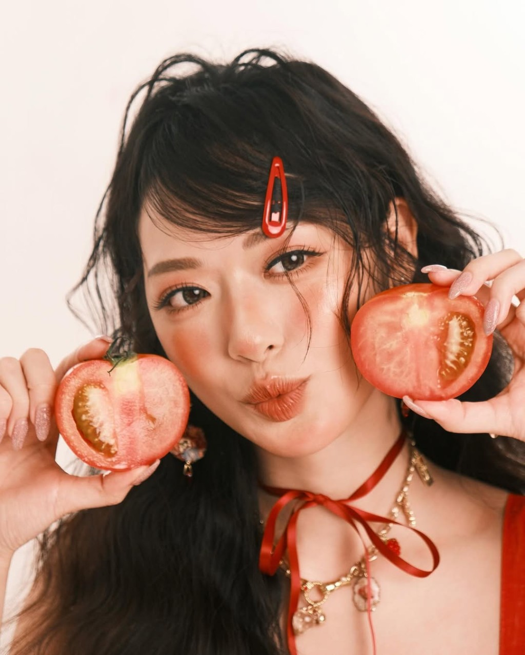 有網民指馮盈盈某些角度與張員瑛相似。