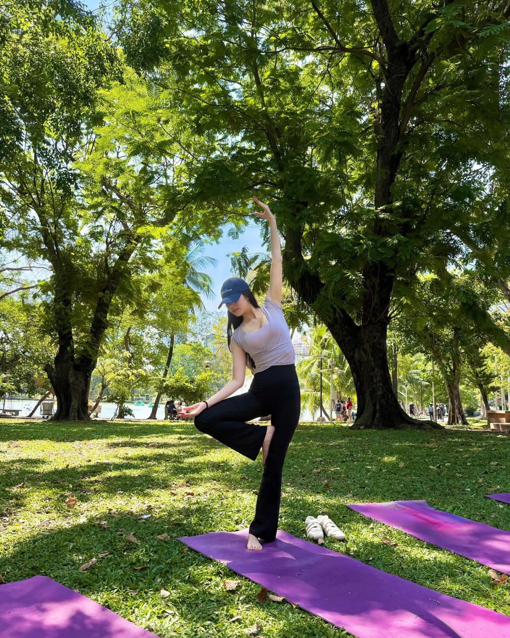 馮盈盈曾在公園進行戶外瑜伽。