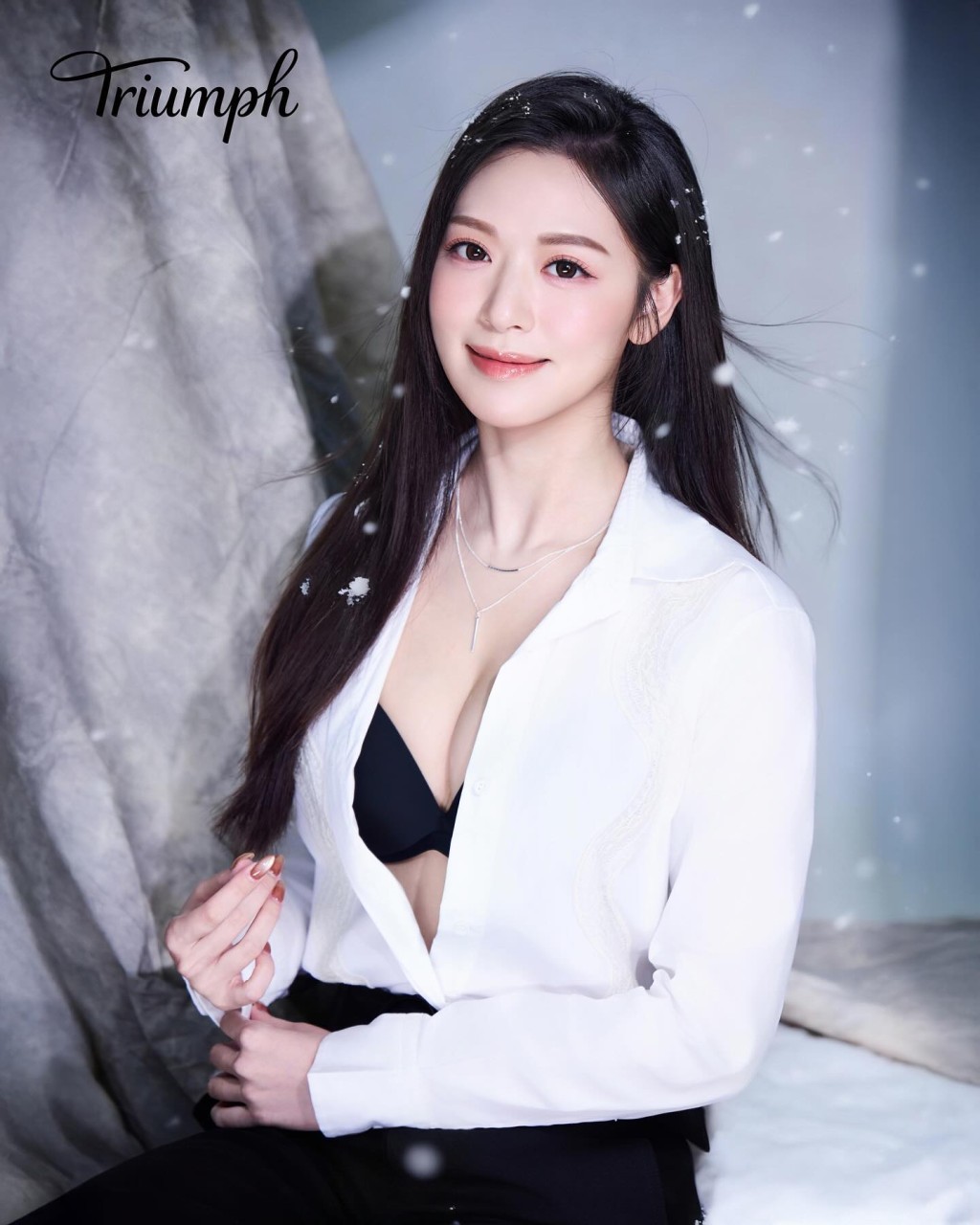 馮盈盈近日再有內衣照曝光。