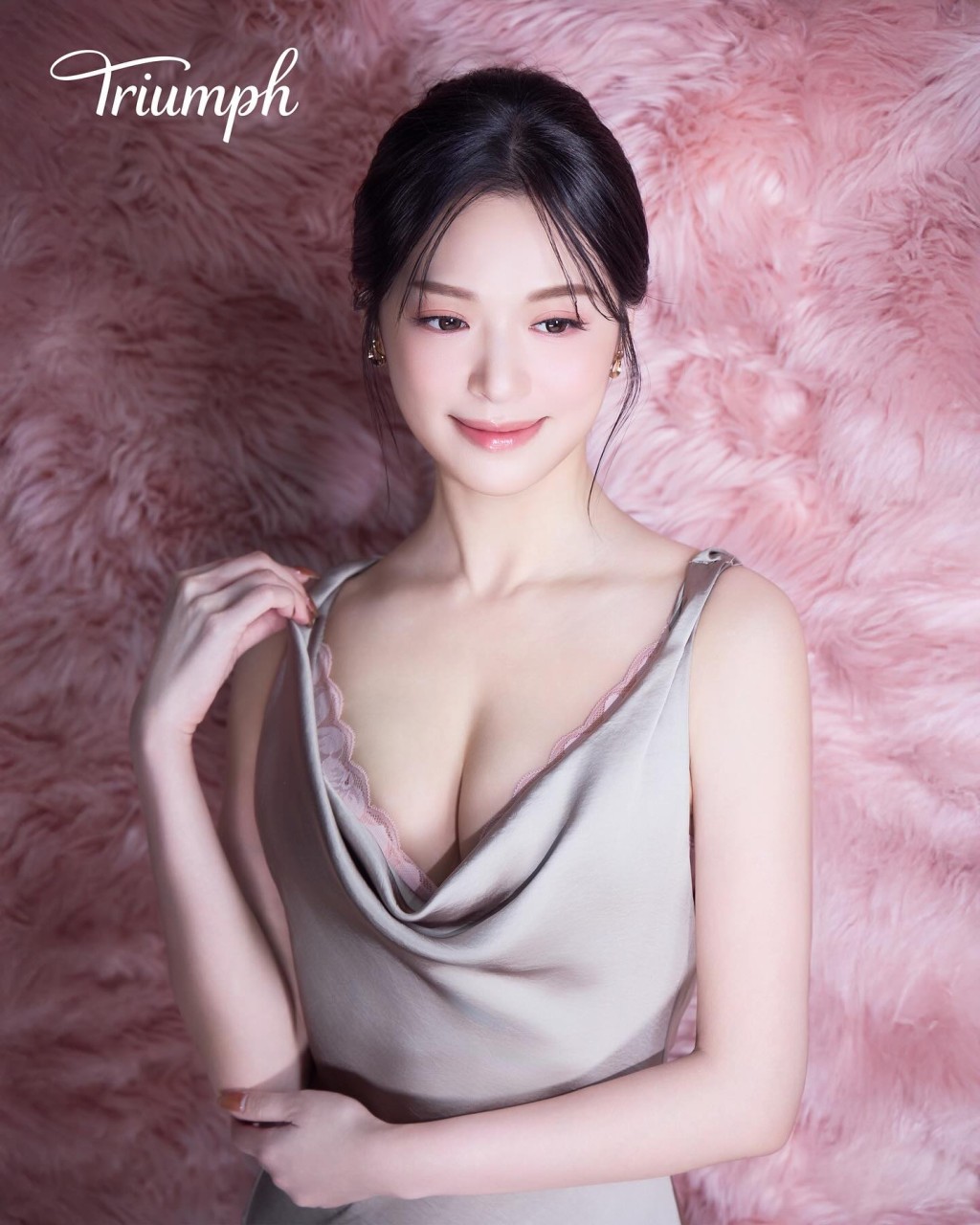 馮盈盈再有內衣靚相流出。