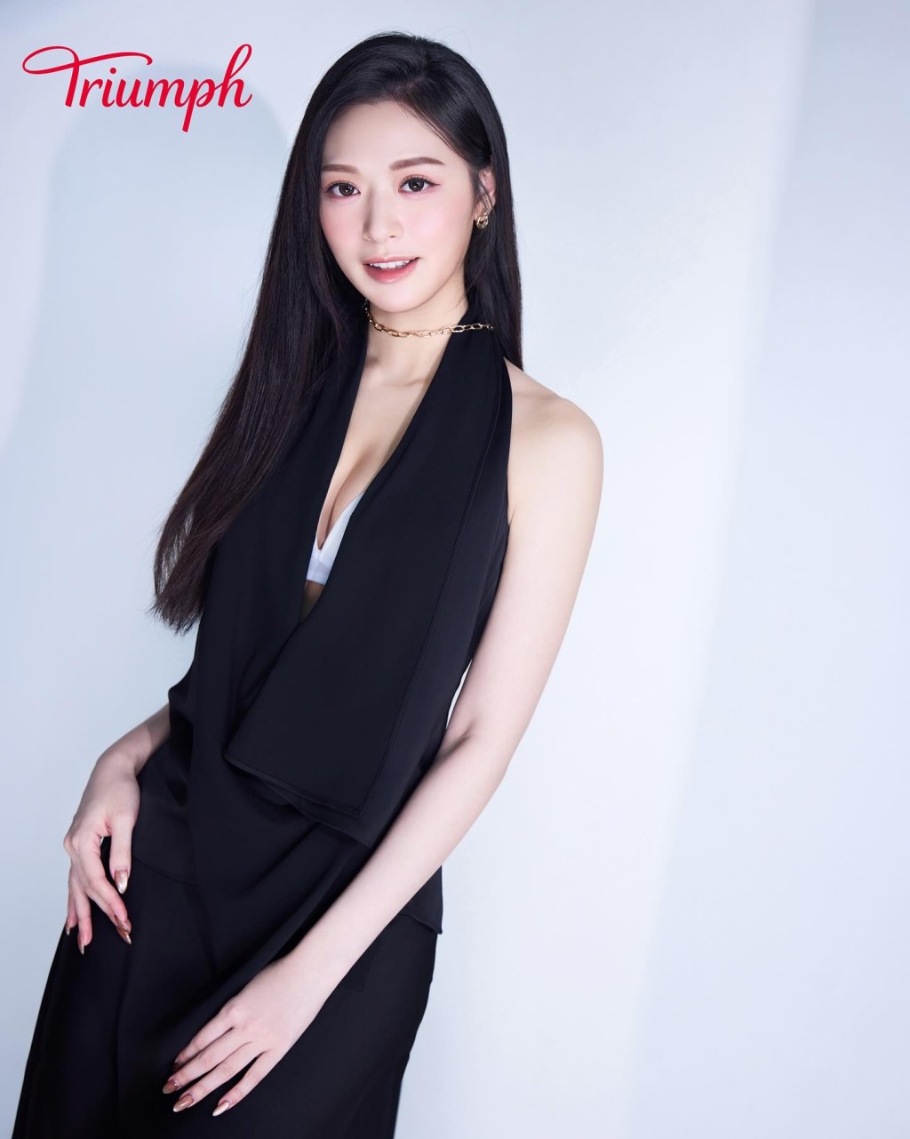 馮盈盈展示了穿上不同內衣的效果。