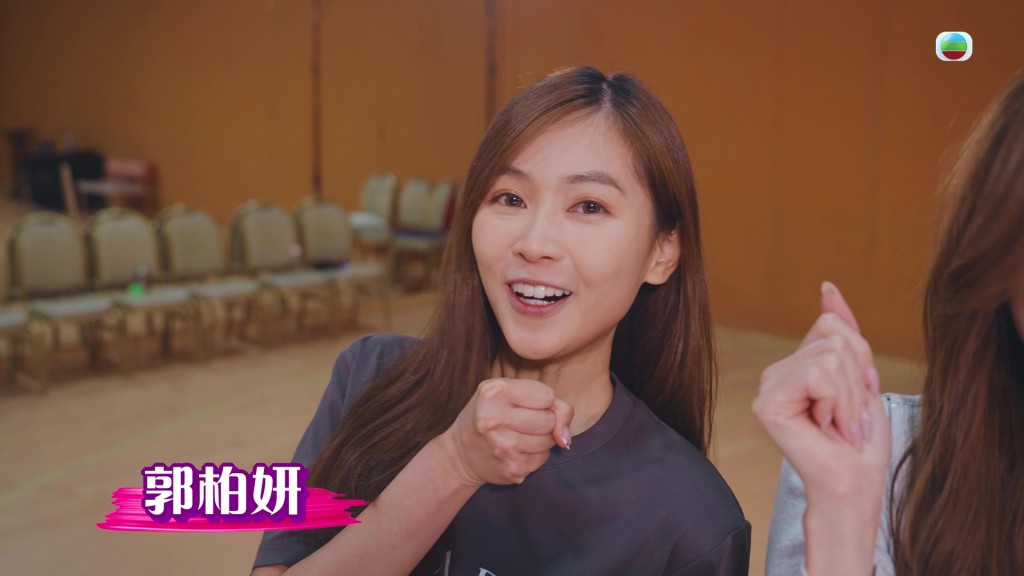 郭柏妍除了演奏樂器,亦會獻唱歌曲。