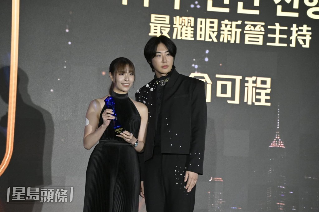 俞可程從韓國YS GROUP創辦人Yong Heo手上接過獎項。