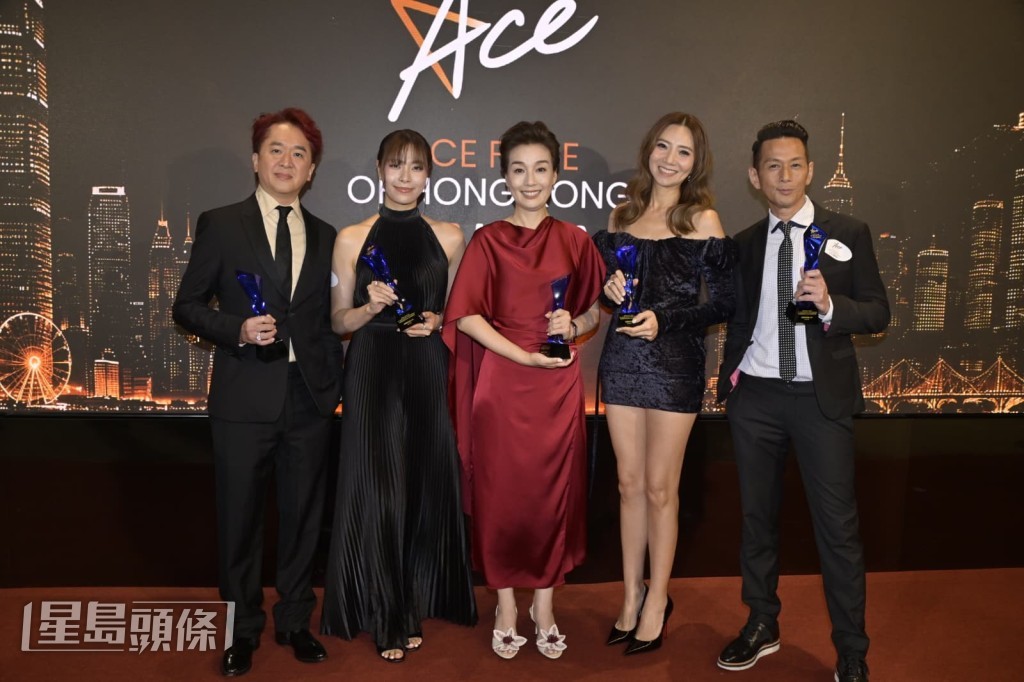 江美儀、車婉婉、俞可程、吳家樂、鄧兆尊在台上合照留念。