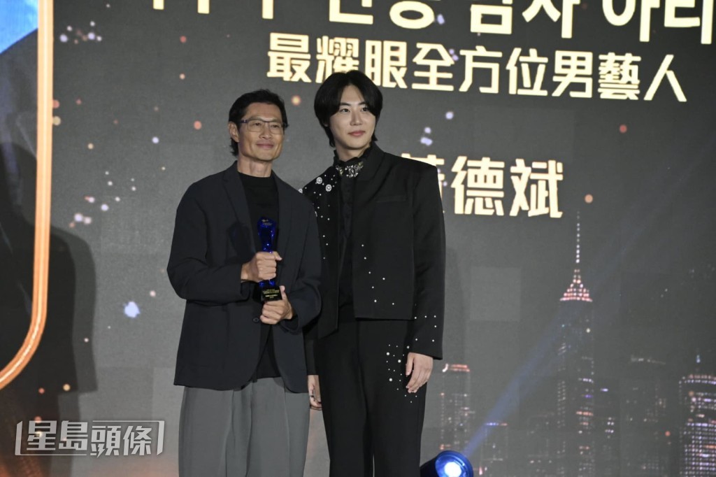 獲得「最耀眼全方位男藝人」的黃德斌，向韓國社長Yong Heo致謝。