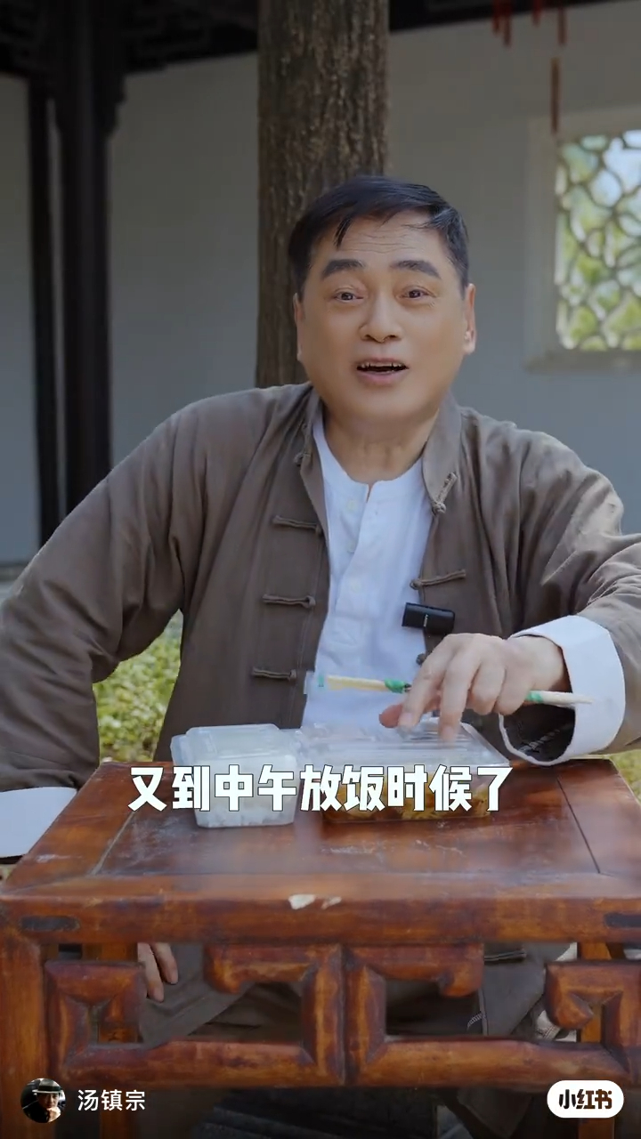 湯鎮宗近日在社交平台分享於內地開工,開心地享用劇組飯盒。