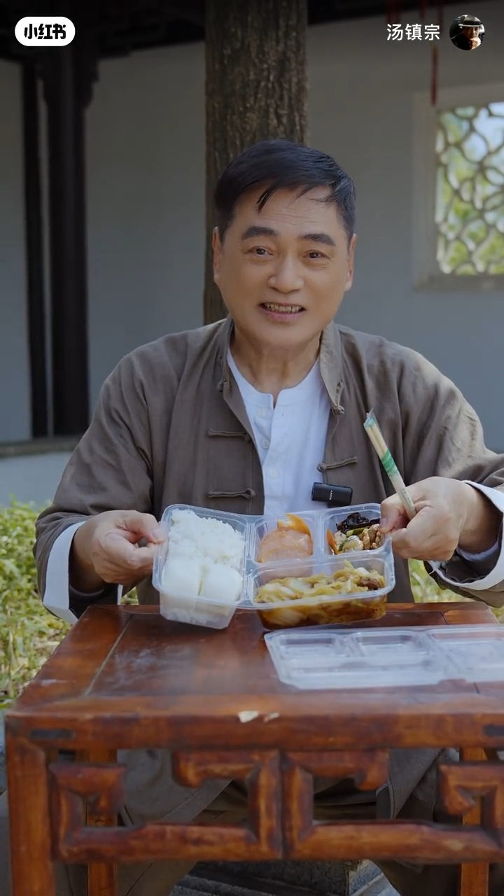 湯鎮宗毫無明星架子,大方拿起劇組派發的平民「三餸飯」。