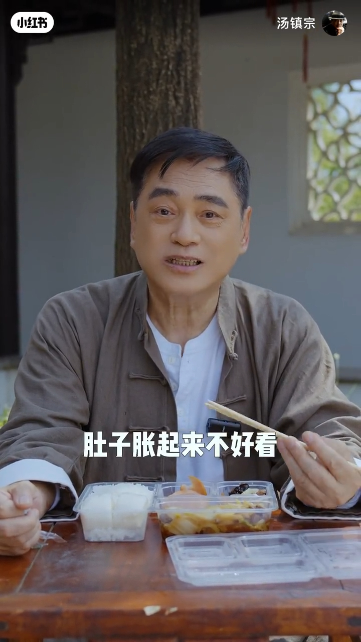 他笑言當年為了上鏡好看,「肚子脹起來不好看」,所以拍戲時會嚴格控制飲食。