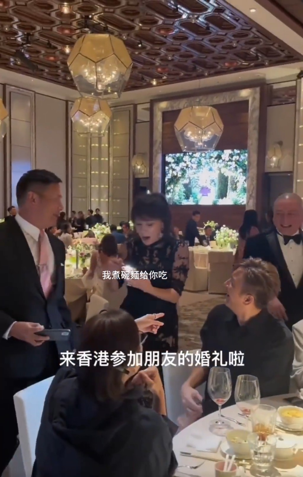 湯洛雯帶同老公馬國明一同出席活動,湯鎮業、苗僑偉及劉嘉玲特意走到他們一桌寒暄,眾人言談甚歡。