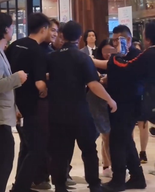 這名身穿低胸衫的年輕女粉絲,即使面前有多名保安也無所畏懼。
