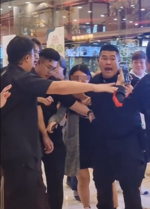 該粉絲不斷與保安角力,更伸手拉住馬國明。