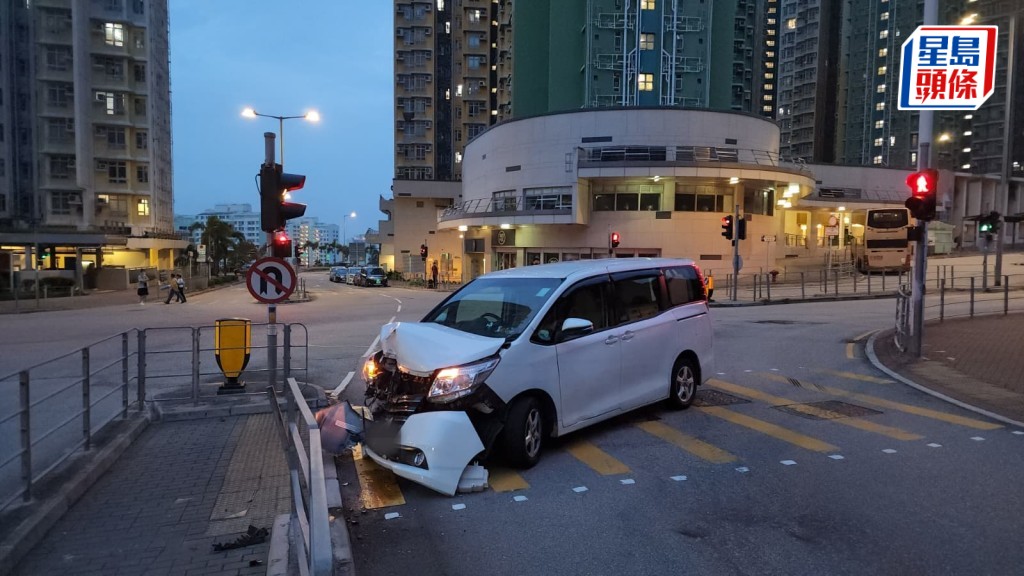 秀茂坪七人車凌晨失控撞欄 車頭嚴重損毀 司機事後離開現場