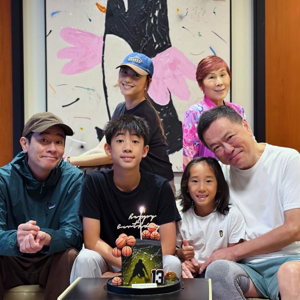 陳小春早前分享全家福,與應采兒及外父外母一同為Jasper慶祝13歲生日。