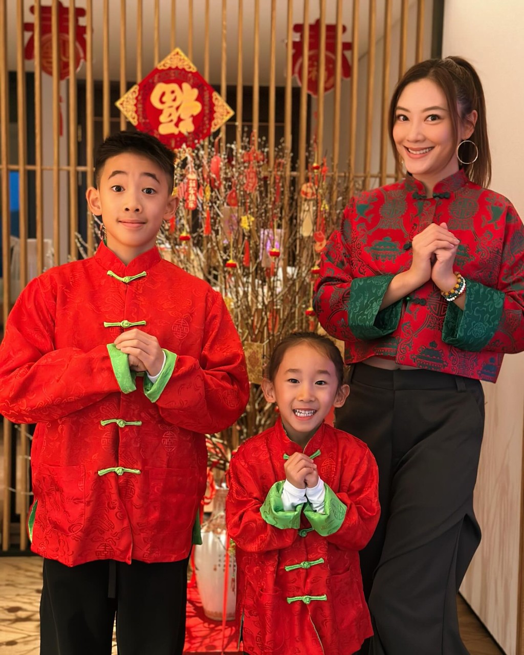 應采兒在IG貼出與兩名兒子喜慶的賀年相,兩子都穿上紅色新春華服。