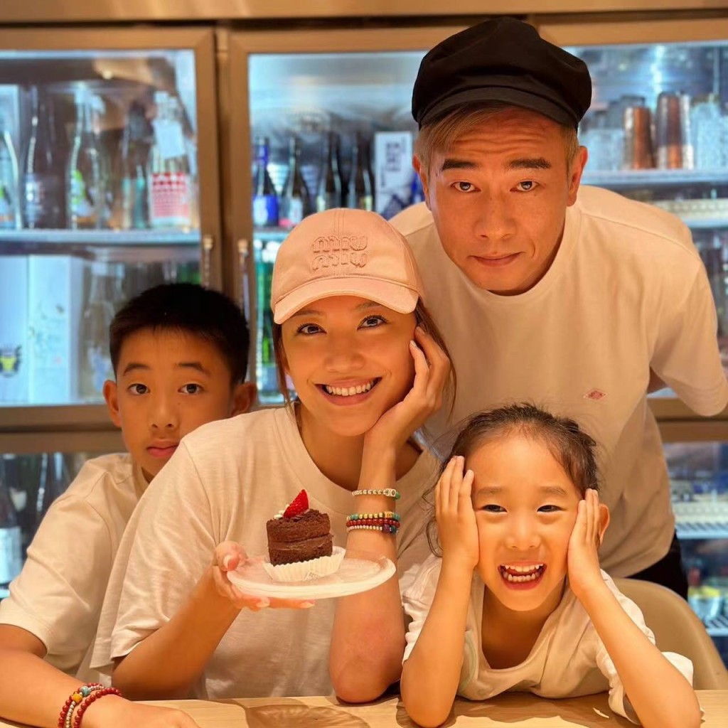 應采兒為陳小春誕下兩子,組成四口之家。
