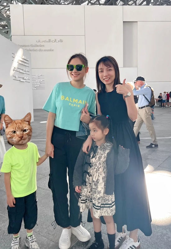 應采兒對合照要求有求必應。