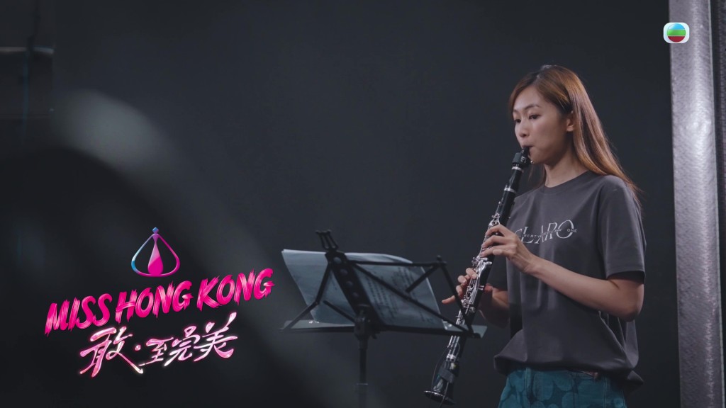 郭柏妍表演吹奏單簧管。