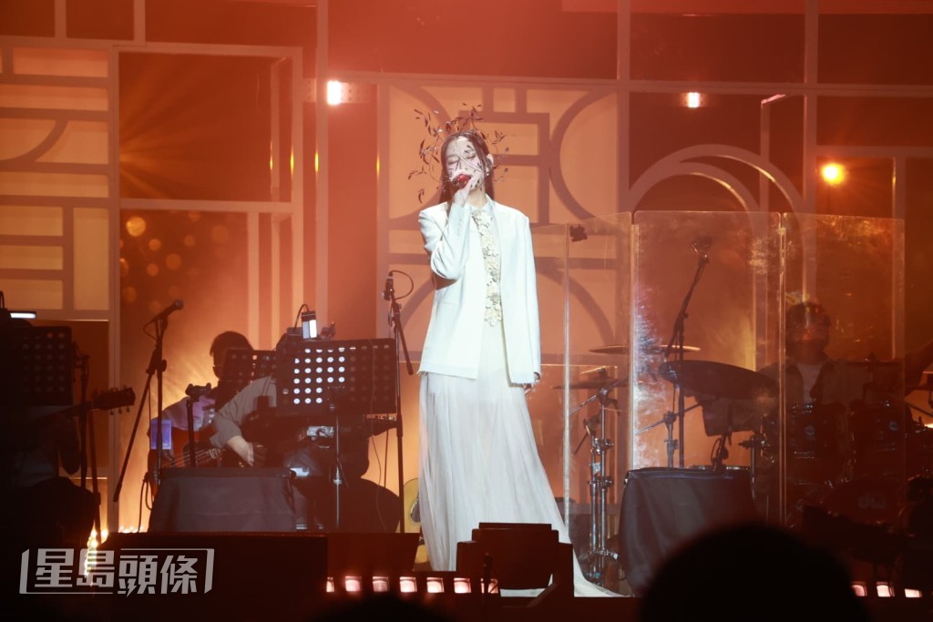 音樂會以衛蘭與炎明熹合唱《golden hour》揭開序幕。