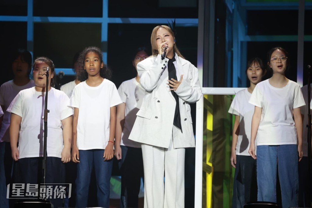 衛蘭（Janice）深情演繹《就算世界無童話》。