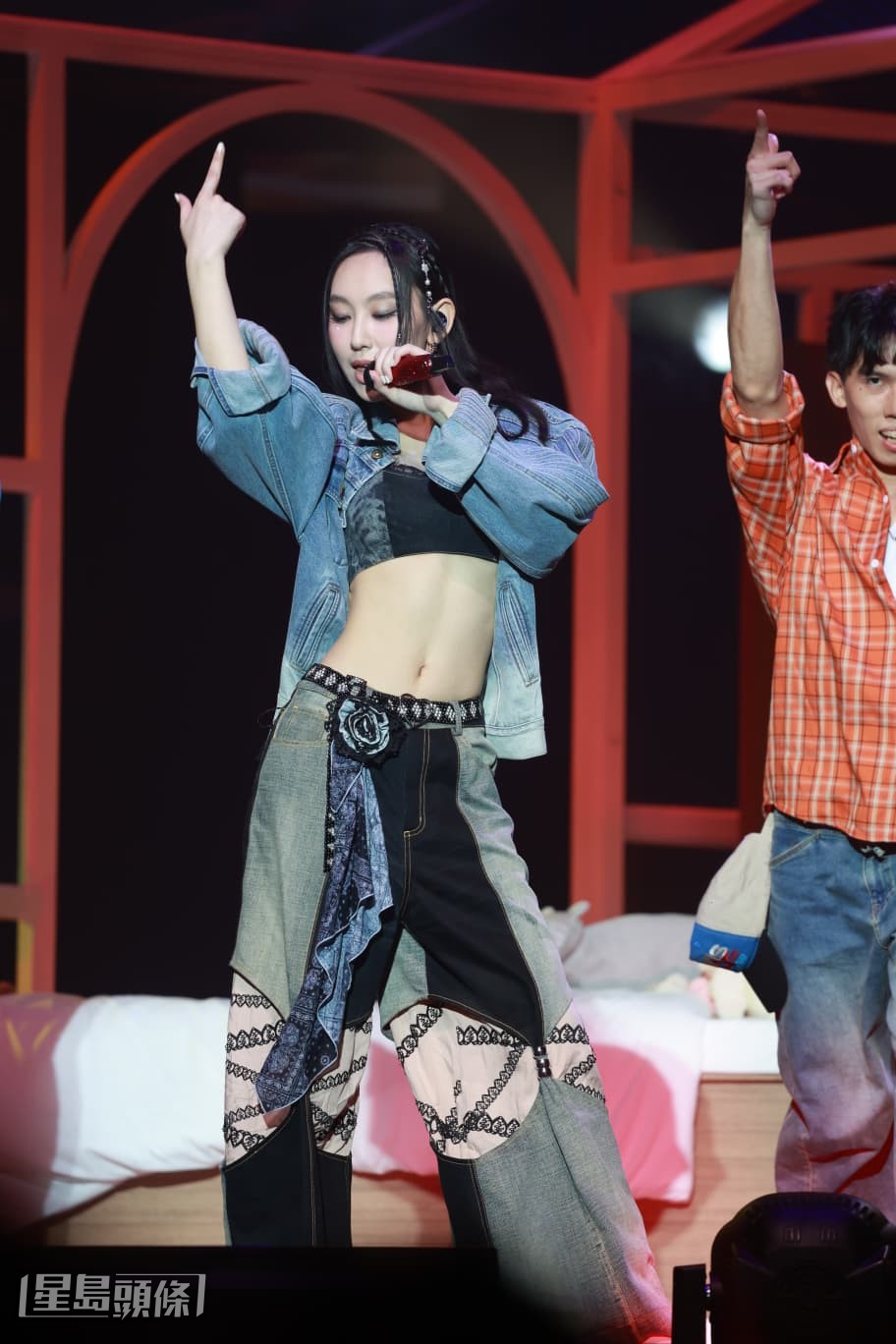 跳唱《Bye Bye Bye》時，Gigi換上Bra top牛仔造型載歌載舞。