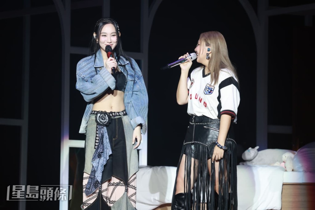 Janice一見到Gigi便摟着她的腰笑說：「見到佢個肚肚就想摵佢！」
