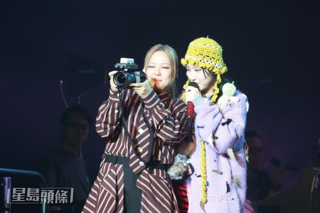 Janice拿起相機，拍攝換上可愛造型的Gigi及其樂隊夥伴。