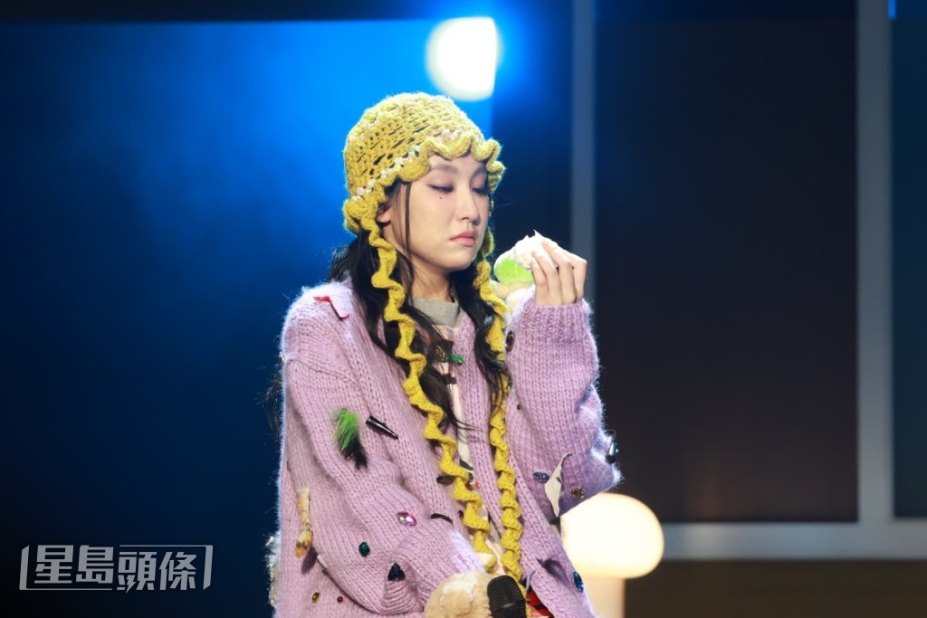 Gigi感動得拿起紙巾拭淚。