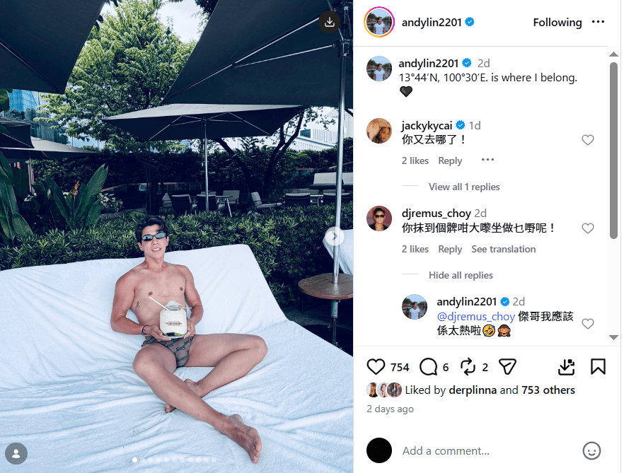 照片中林至昭身穿貼身泳褲,以大幅度張腿的姿勢坐下。
