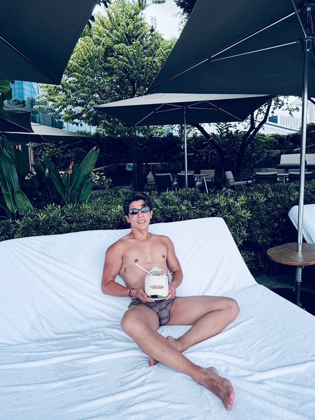 林至昭旅行時打卡分享照片,其張腿而坐的留影引起了蔡一傑的注意。