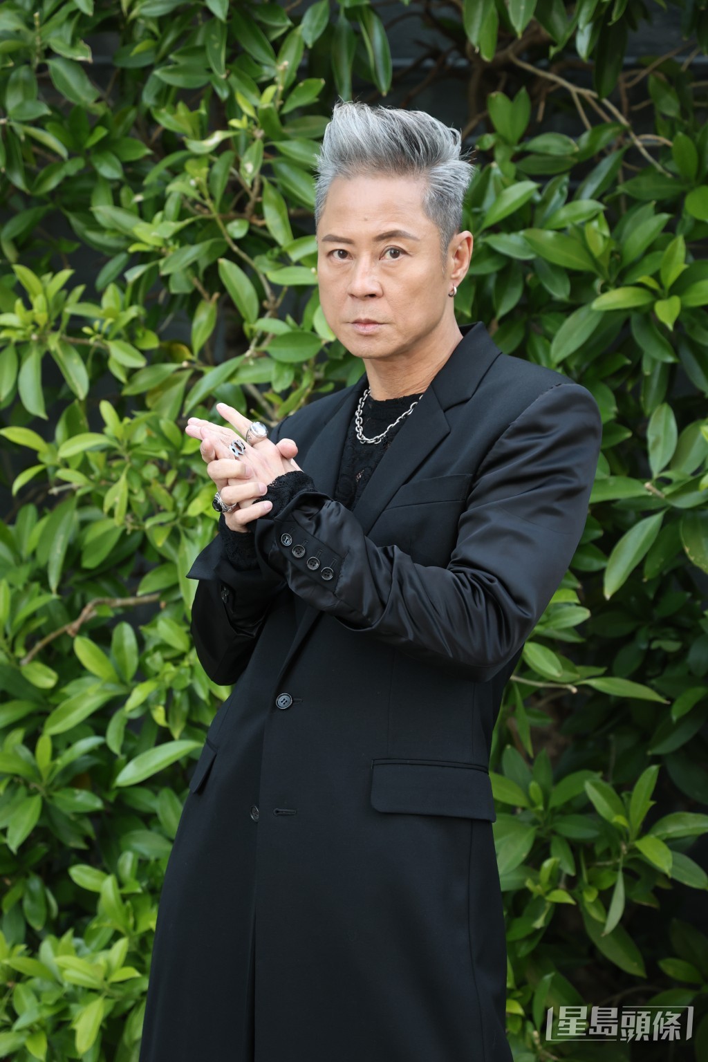 林至昭的坐姿吸引了蔡一傑的好奇留言。