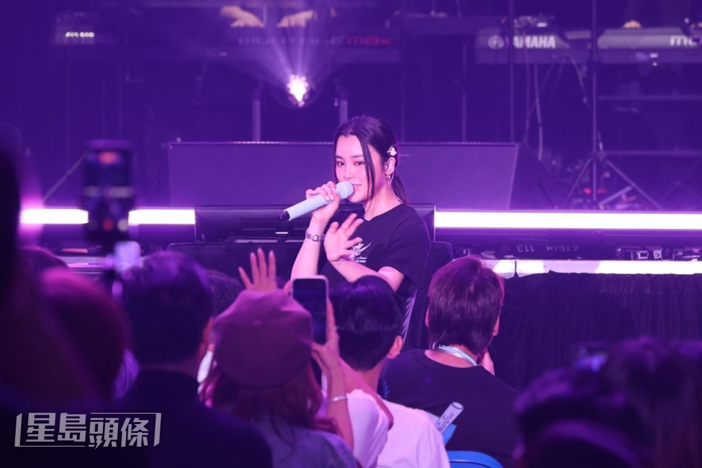Chantel 在演出期間走到台下,與歌迷近距離接觸。