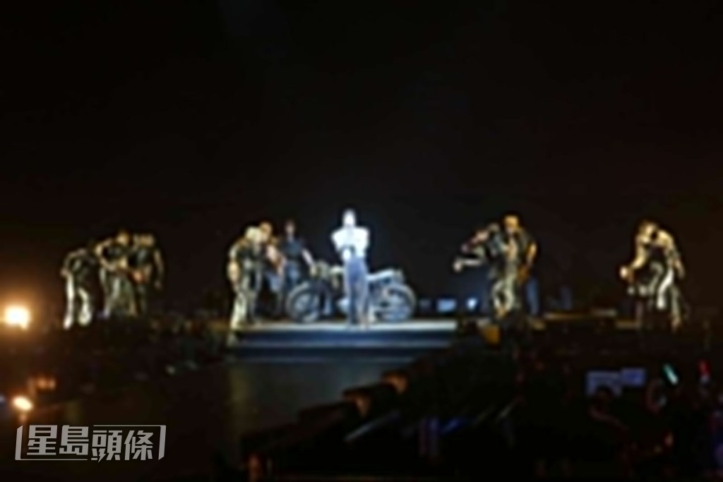 周殷廷的至愛電單車在演唱會中亮相。