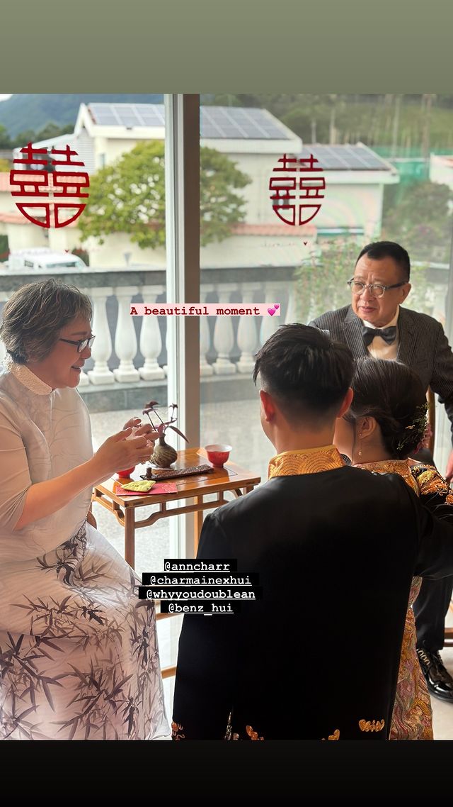 許紹雄女兒許惠菁向父母斟茶。