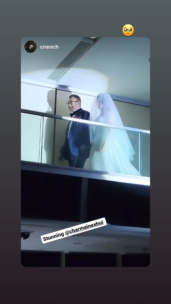 許紹雄與女兒一同進入婚宴現場。