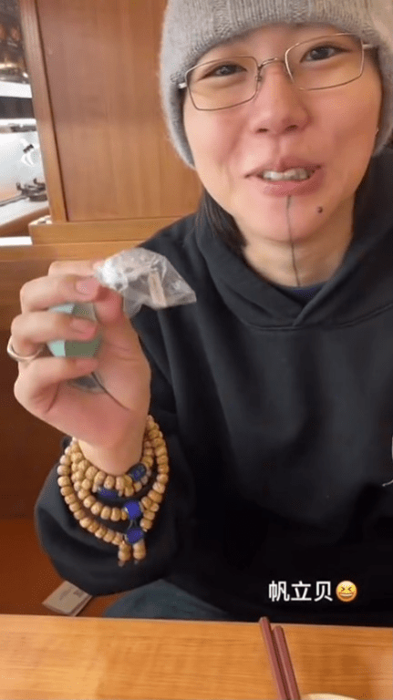 竇靖童早前因被發現無名指戴有戒指,引發婚訊猜測。