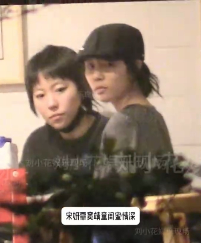 竇靖童與宋妍霏深夜約會的影片在微博流傳,兩人牽手的親密模樣引發熱議。(「劉小花娛樂現場」微博影片截圖)
