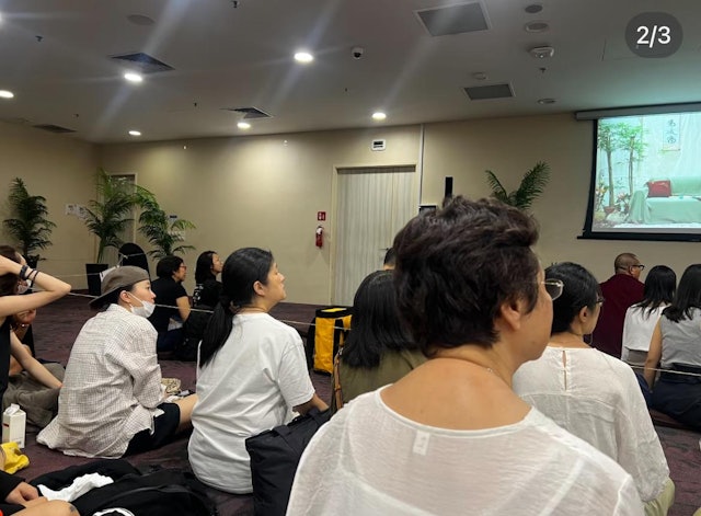 照片中的竇靖童維持一貫中性打扮,身穿白襯衫黑短褲,戴上Cap帽及口罩,造型低調樸素。