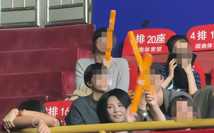 王菲在台下觀看女兒演出,投入得頭髮也亂了。