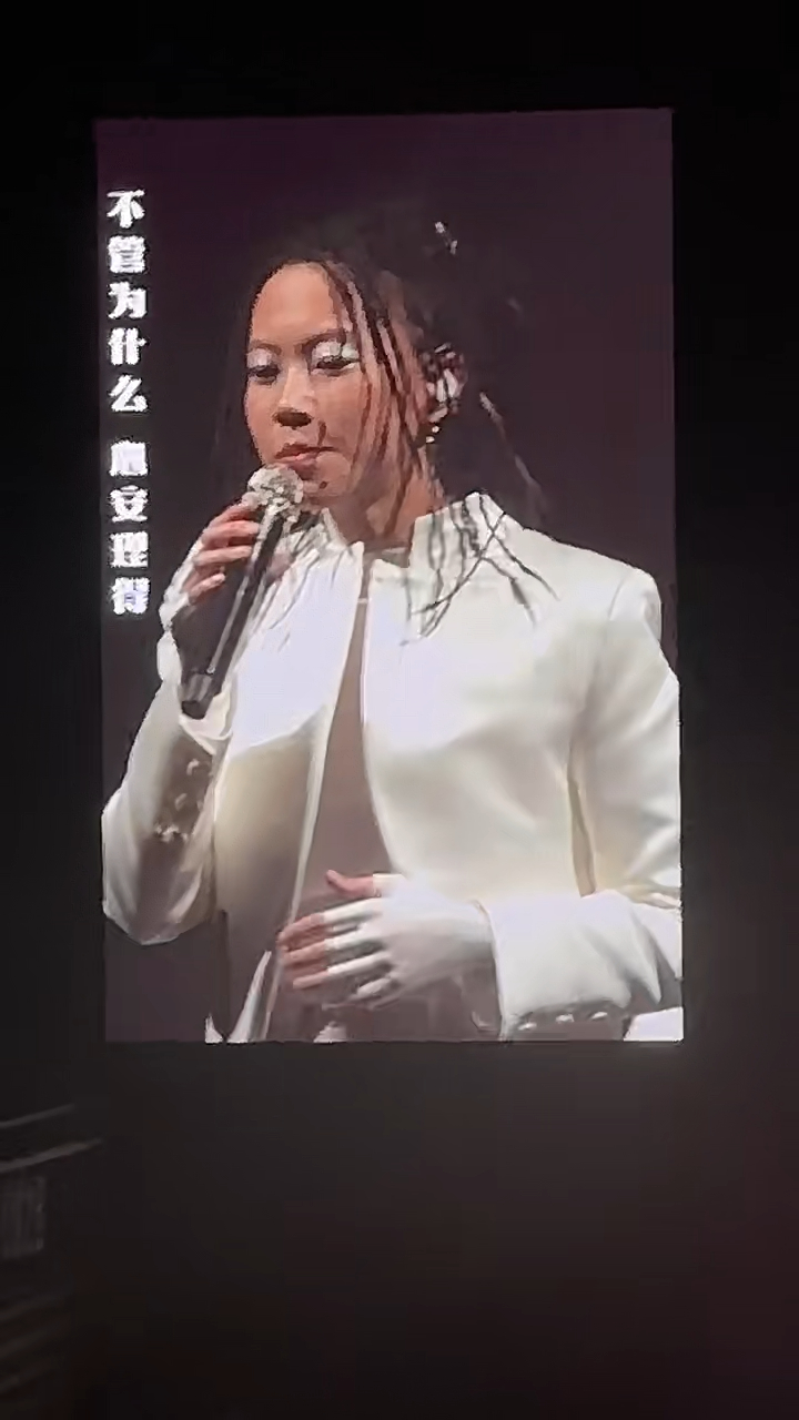 竇靖童在演唱會上曾獻唱媽媽王菲的經典金曲《你快樂所以我快樂》。