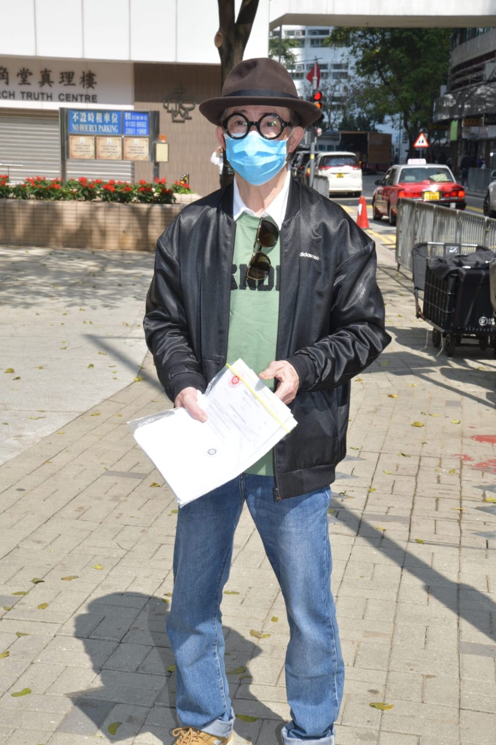 梅啟明曾帶同法律文件在北角街頭會見傳媒，回應與母親脫離關係一事。