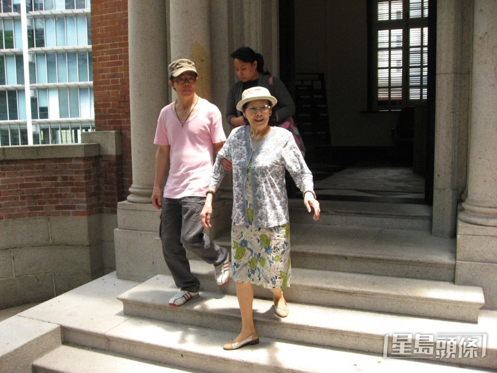 梅媽於2011年被終審法院裁定敗訴後，曾與梅啟明在中環匯豐銀行外舉行記者會表達不滿。