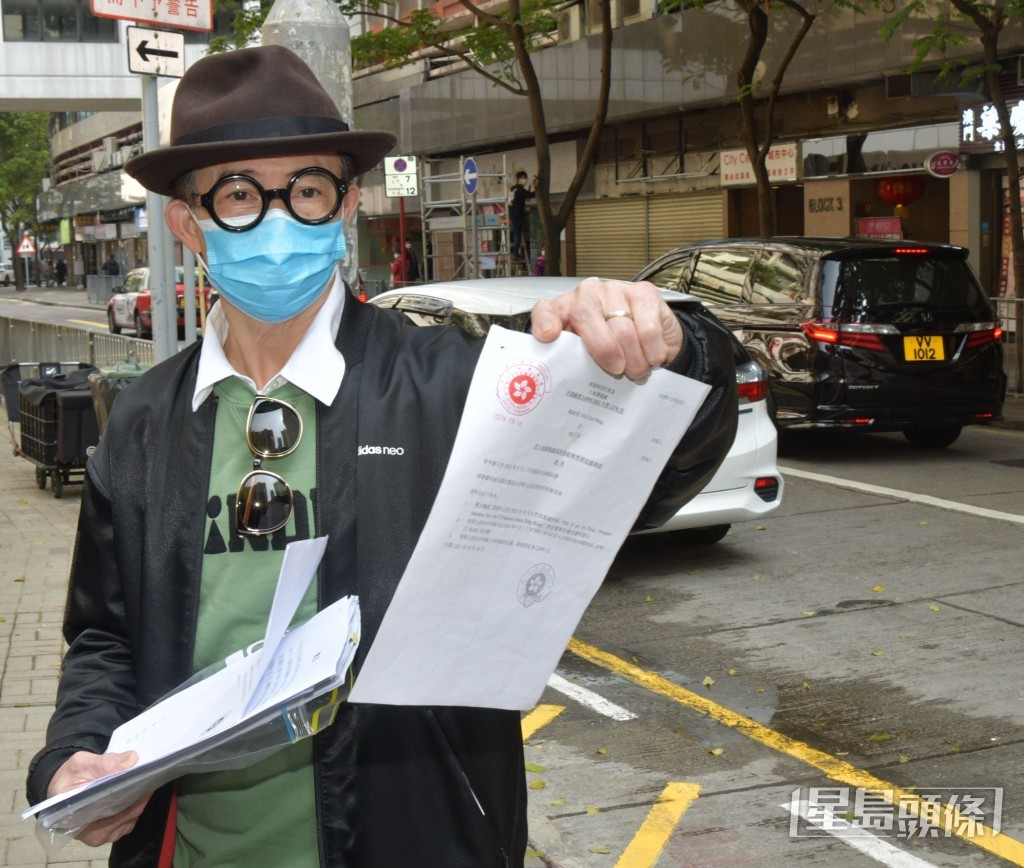 梅媽在2022年2月登報與梅啟明斷絕關係後，梅啟明隨即舉行街頭記者會，指事件由侄兒梅柏麟幕後操控。