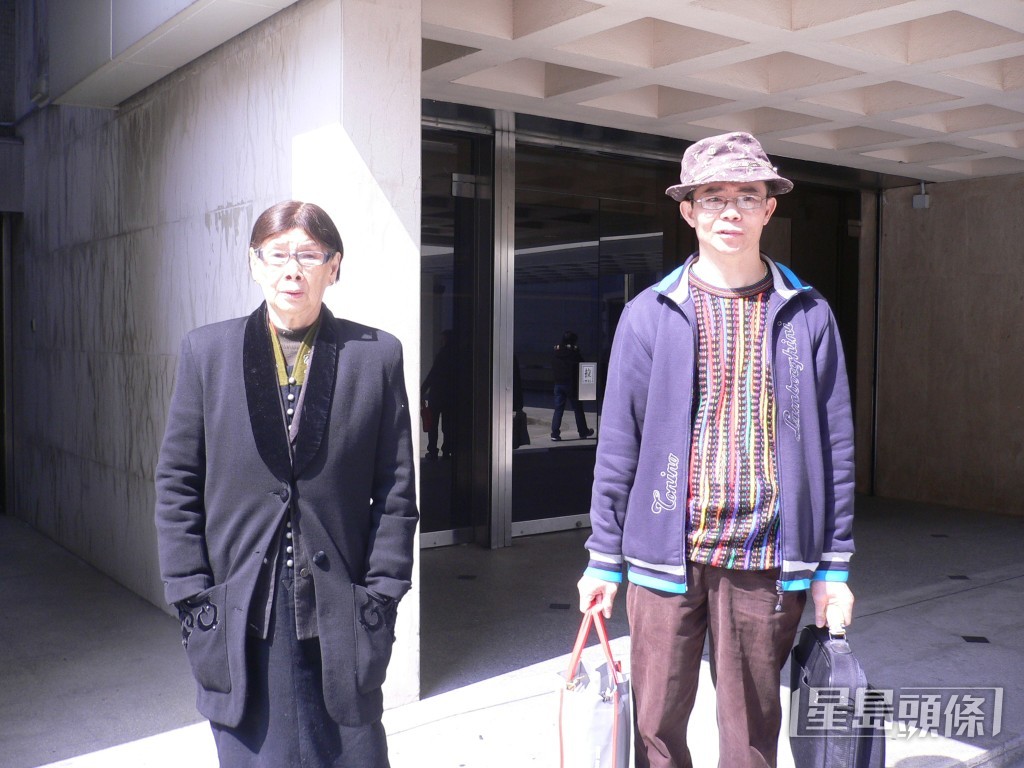 2004年至2011年間,梅媽多次因遺產案出入法院,梅啟明常在旁陪伴。