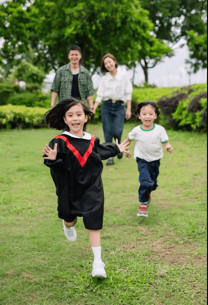 羅子溢與楊茜堯的6歲女兒「小珍珠」迎來幼稚園畢業。
