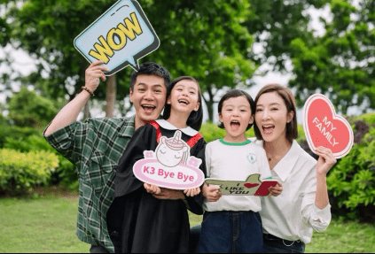 一家四口手持「K3 Bye Bye」等道具開心合照。