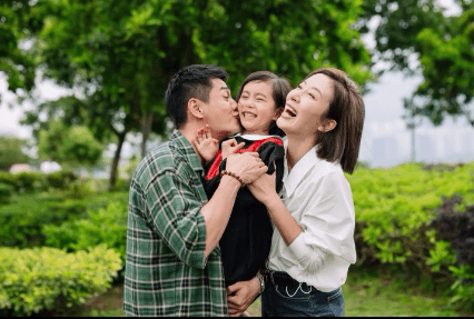 羅子溢與楊茜堯左右親吻愛女臉頰,場面甜蜜。