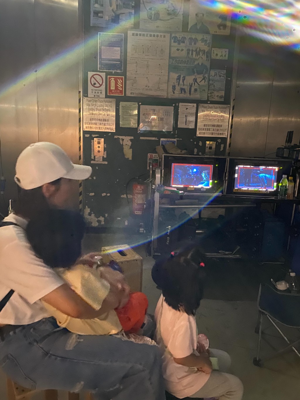 楊茜堯帶子女探羅子溢班,三人坐在導演熒幕前觀看拍攝。