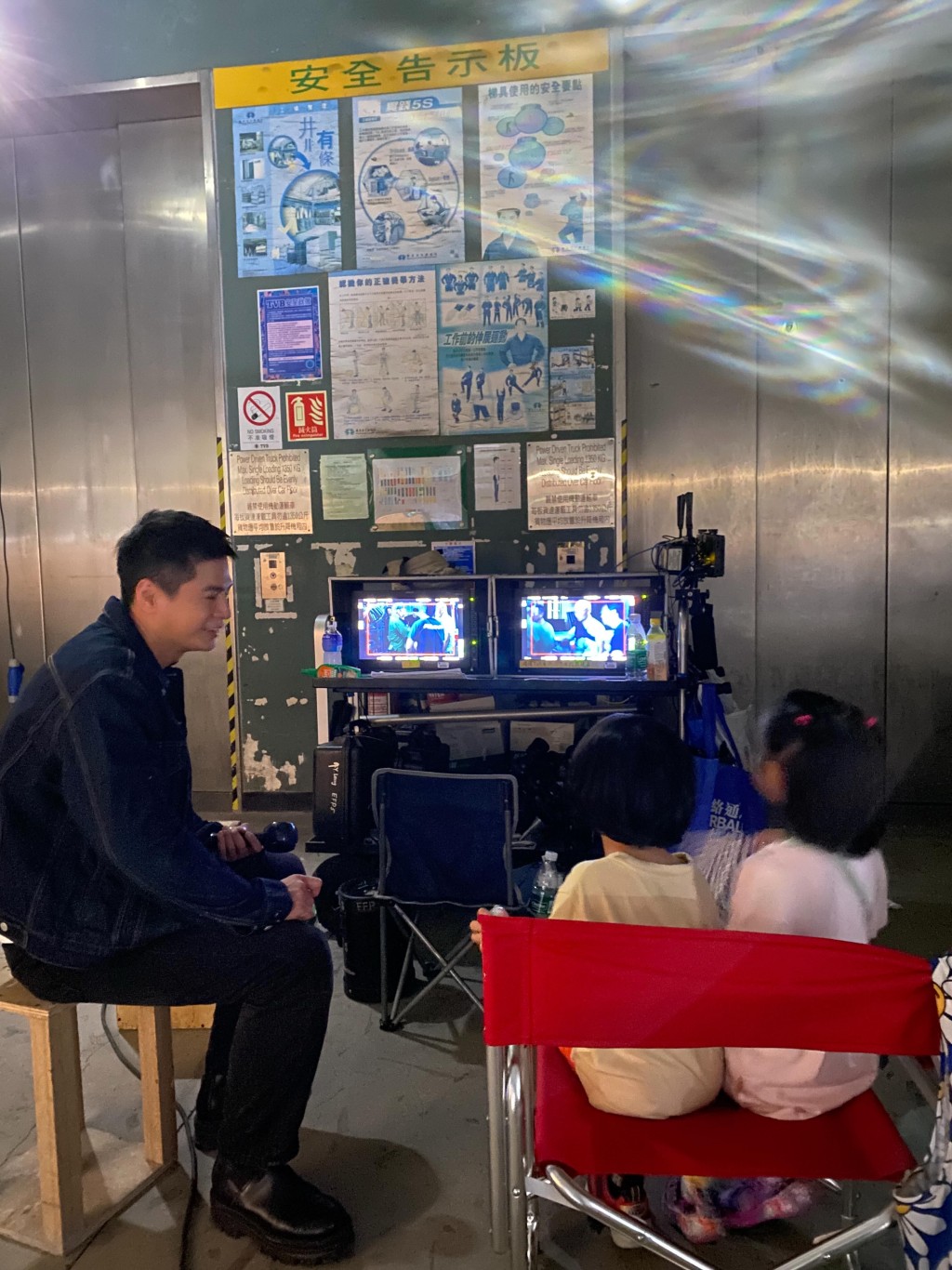 羅子溢在拍攝現場滿臉笑容與探班的子女互動。
