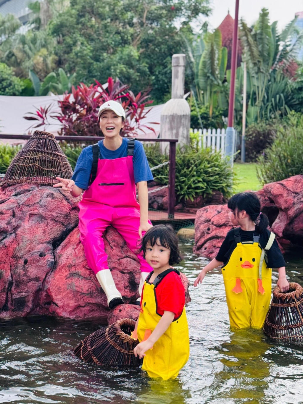 看見老公與子女驚喜現身,楊茜堯坐在池邊開懷大笑。
